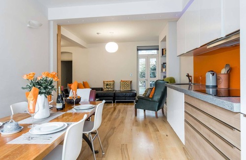 Waterloo Apartment | Central London 2 bedroom 2 bathroom garden flat in a quiet Southbank street