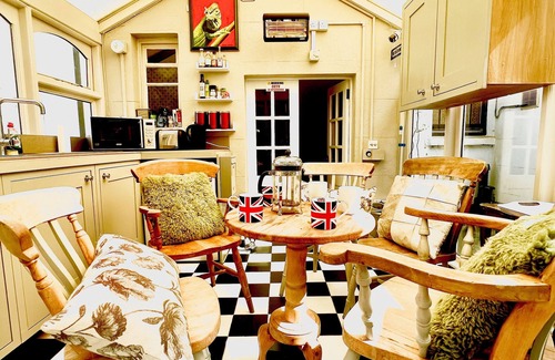 Churchill Apartment | CENTRAL LONDON TOWNHOUSE! SHORT WALK TO BUCKINGHAM PALACE, RIVER METROS & CAFES!