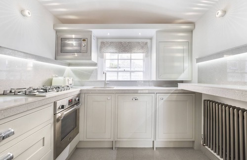 Churchill Apartment | CENTRAL LONDON TOWNHOUSE! SHORT WALK TO BUCKINGHAM PALACE, RIVER METROS & CAFES!