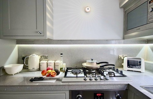 Churchill Apartment | CENTRAL LONDON TOWNHOUSE! SHORT WALK TO BUCKINGHAM PALACE, RIVER METROS & CAFES!