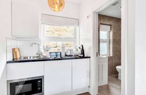 Barbican Apartment | Central Luxe Studio: Cook, Relax, & Enjoy!