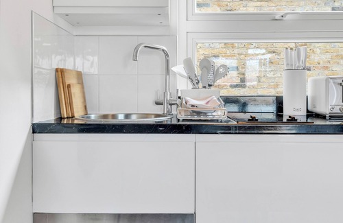 Barbican Apartment | Central Luxe Studio: Cook, Relax, & Enjoy!