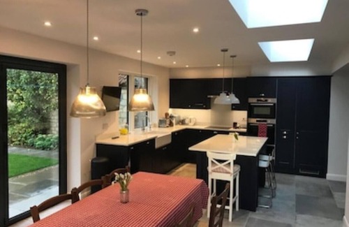 Helmsley House | Central Modern open plan house 3 ensuite bedrooms, dog friendly.