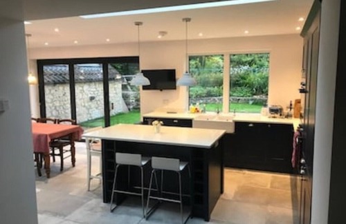 Helmsley House | Central Modern open plan house 3 ensuite bedrooms, dog friendly.