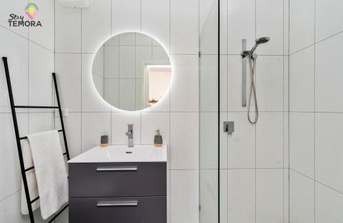 Temora Apartment | Central Studio - 290A Little Baker