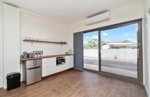 Temora Apartment | Central Studio - 290A Little Baker