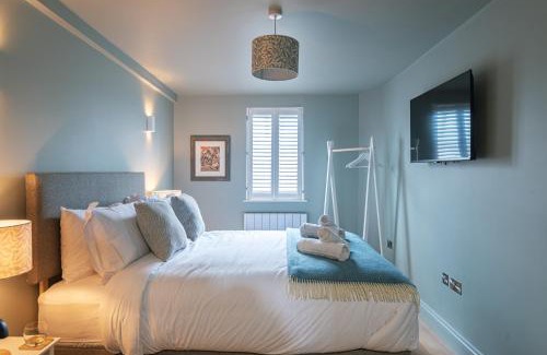 Whitchurch Apartment | Central Whitchurch - Lowcross House Guest Bedroom 5