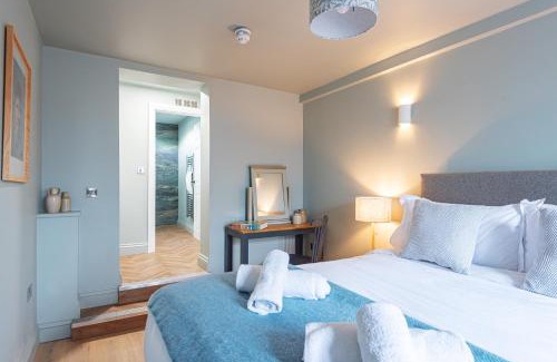 Whitchurch Apartment | Central Whitchurch - Lowcross House Guest Bedroom 5