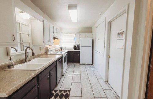 Billings House | Centrally located 4Bedroom, 5 BEDs & 2Bath; Beautiful backyard