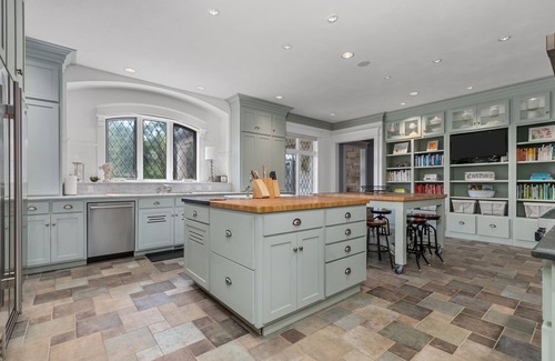 Neenah House | Centrally located Fox Valley estate in sought-after Neenah