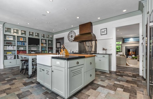 Neenah House | Centrally located Fox Valley estate in sought-after Neenah