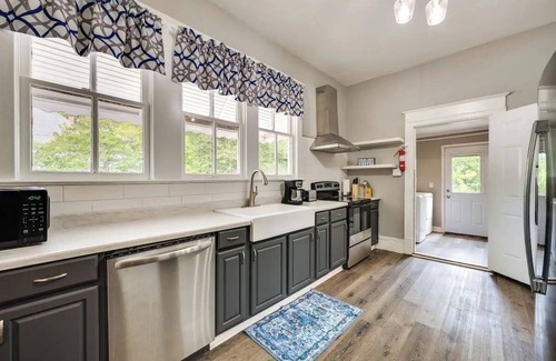 Macon House | Centrally located home in Macon