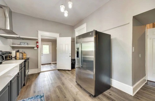 Macon House | Centrally located home in Macon