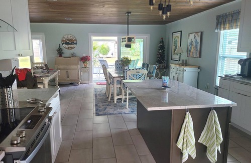 Palmetto House | CENTRALLY LOCATED HOME IN CHARMING HISTORIC WEST PALMETTO.