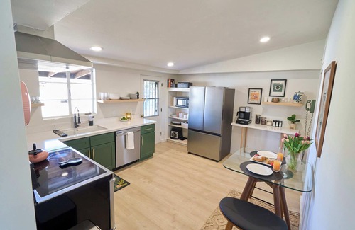 Colonia Del Valle House | Centrally Located Mid-Century - 3 Bd/2Ba Quiet Pet-Friendly Hot Tub