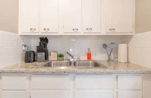 Columbus House | Centrally Located - The Delightful Doubles Unit B