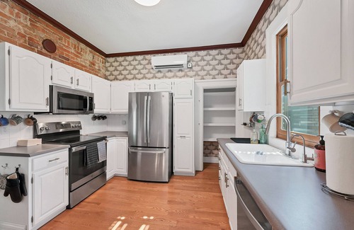 Lincoln Park House | Centrally Located Victorian Home Near Downtown