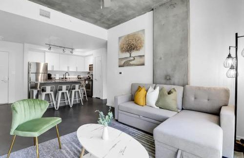 Evans Churchill Apartment | Centric 2BR In HEART of DTPHX Free Garage Parking