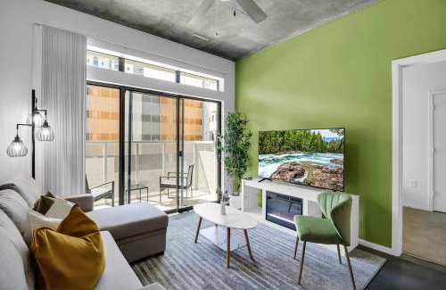 Evans Churchill Apartment | Centric 2BR In HEART of DTPHX Free Garage Parking