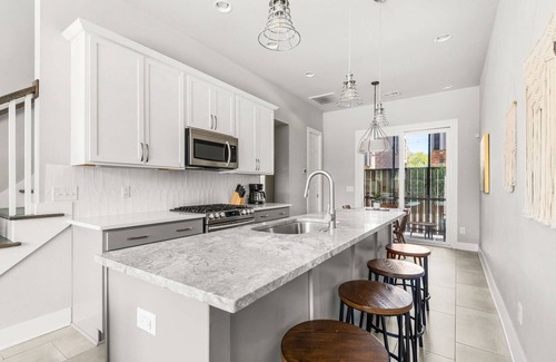 Hadley - Washington Condo | CH7 ~ Clean Townhouse Near Downtown ~ 2 Miles to Broadway ~ Ensuite Bathrooms ~ Free Parking