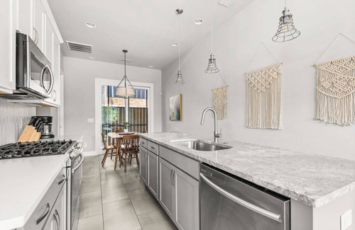 Hadley - Washington Condo | CH7 ~ Clean Townhouse Near Downtown ~ 2 Miles to Broadway ~ Ensuite Bathrooms ~ Free Parking