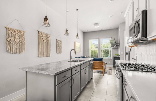 Hadley - Washington Condo | CH7 ~ Clean Townhouse Near Downtown ~ 2 Miles to Broadway ~ Ensuite Bathrooms ~ Free Parking