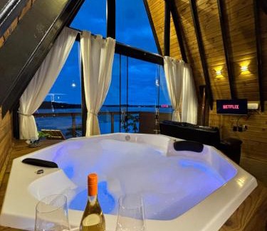 Imarui Cabin | Chalé Beira da Lagoa Jacuzzi, Lareira e Piscina