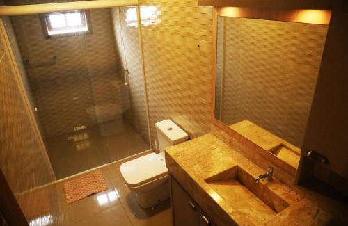 Vila Alvorada House | Chalé com Piscina Aquecida - Vista Panorâmica da Praia, a 200m do Mar, Sala de Jogos, Academia e Churrasqueira