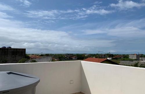 Itanhaem House | Chalé com Varanda Grande e Terraço Vista Mar