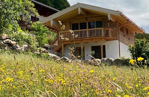 Sankt Valentin Ski Chalet | Chalet BERGSUCHT in Ruhpolding Bayern, Traumlage am sonnigen Südhang, kostenlose Parkplätze, schnelles WLAN, ruhige Sackgasse, NETFLIX inklusive