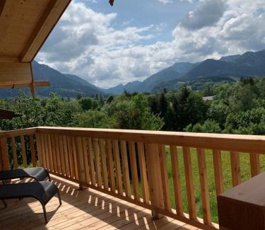 Sankt Valentin Ski Chalet | Chalet BERGSUCHT in Ruhpolding Bayern, Traumlage am sonnigen Südhang, kostenlose Parkplätze, schnelles WLAN, ruhige Sackgasse, NETFLIX inklusive