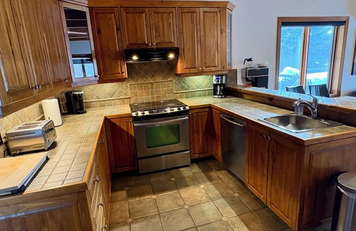 Saint-Faustin-Lac-Carre Ski Chalet | Chalet L'Agréable, lakeside, air, spa and golf. Families welcome.