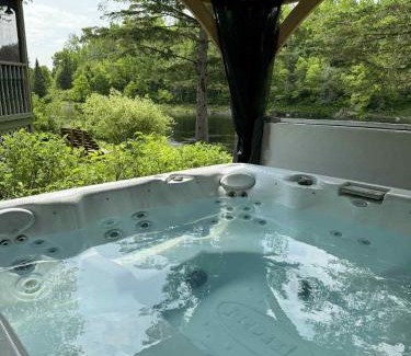 Mauricie Ski Chalet | Chalet L'Apéro du Bois-Rond - Spa, billard & bord de la rivière Batiscan