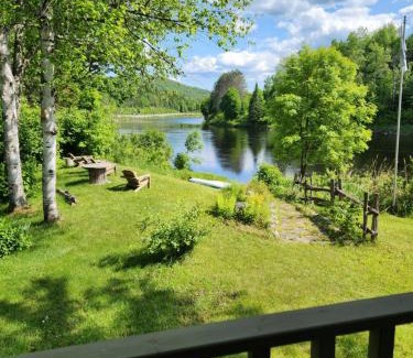 Mauricie Ski Chalet | Chalet L'Apéro du Bois-Rond - Spa, billard & bord de la rivière Batiscan