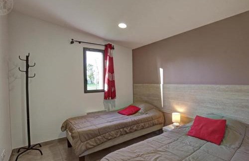 Veauchette House | Chalets bord d'étang avec terrasse privée et équipements loisir, parfaits pour une escapade nature - FR-1-496-79