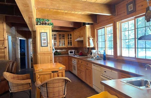 Strawberry House | Changes in Altitude – Spacious Family Cabin Near Pinecrest Lake & Dodge Ridge