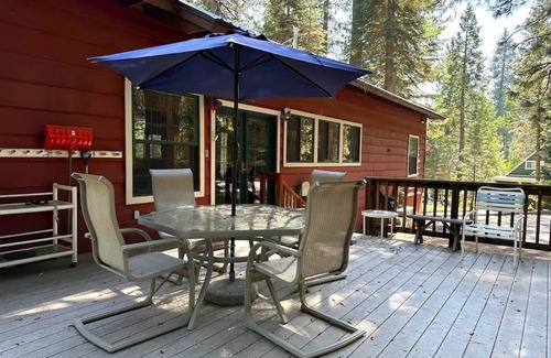 Strawberry House | Changes in Altitude – Spacious Family Cabin Near Pinecrest Lake & Dodge Ridge