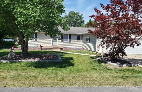 Syracuse House | Channel Property on Lake Wawasee - bring your boat/dog!