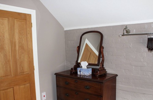 Heybridge Cottage | Character cottage in the heart of town