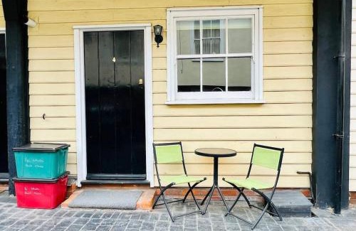 Manningtree House | Characterful & cosy cottage with large double room