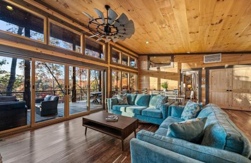 Mineral Bluff Ski Chalet | Chardonnay Chalet - Luxe Modern Chalet - Hot Tub, Wi-Fi, Fire Pit, Game Room, Amazing Deck - 15 min to Blue Ridge
