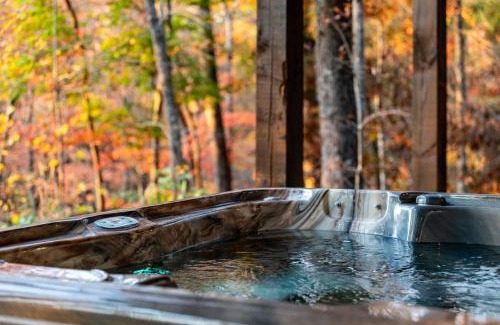 Mineral Bluff Ski Chalet | Chardonnay Chalet - Luxe Modern Chalet - Hot Tub, Wi-Fi, Fire Pit, Game Room, Amazing Deck - 15 min to Blue Ridge