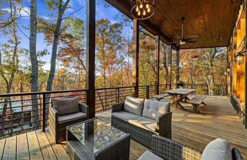 Mineral Bluff Ski Chalet | Chardonnay Chalet - Luxe Modern Chalet - Hot Tub, Wi-Fi, Fire Pit, Game Room, Amazing Deck - 15 min to Blue Ridge