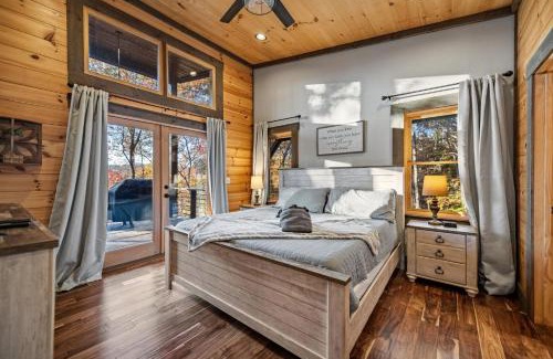 Mineral Bluff Ski Chalet | Chardonnay Chalet - Luxe Modern Chalet - Hot Tub, Wi-Fi, Fire Pit, Game Room, Amazing Deck - 15 min to Blue Ridge