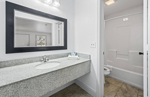 West Ashley Hotel | Charleston Creekside Inn