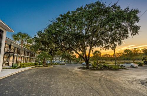 West Ashley Hotel | Charleston Creekside Inn