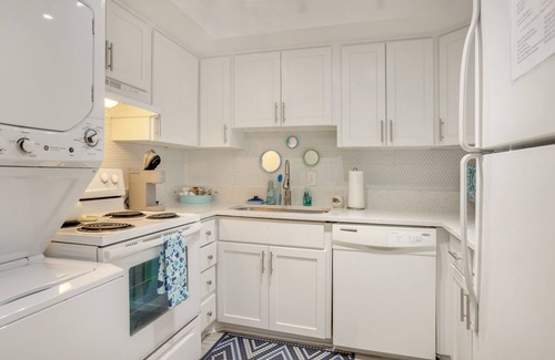 South Beach Condo | Charming 1 Bedroom Bluff Villa Close To Beach and South Beach Attractions.