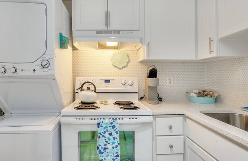 South Beach Condo | Charming 1 Bedroom Bluff Villa Close To Beach and South Beach Attractions.