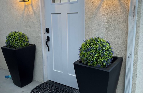 Newhall House | Charming 1-bedroom house with WiFi and kitchen in Santa Clarita