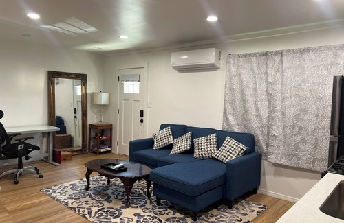 Newhall House | Charming 1-bedroom house with WiFi and kitchen in Santa Clarita